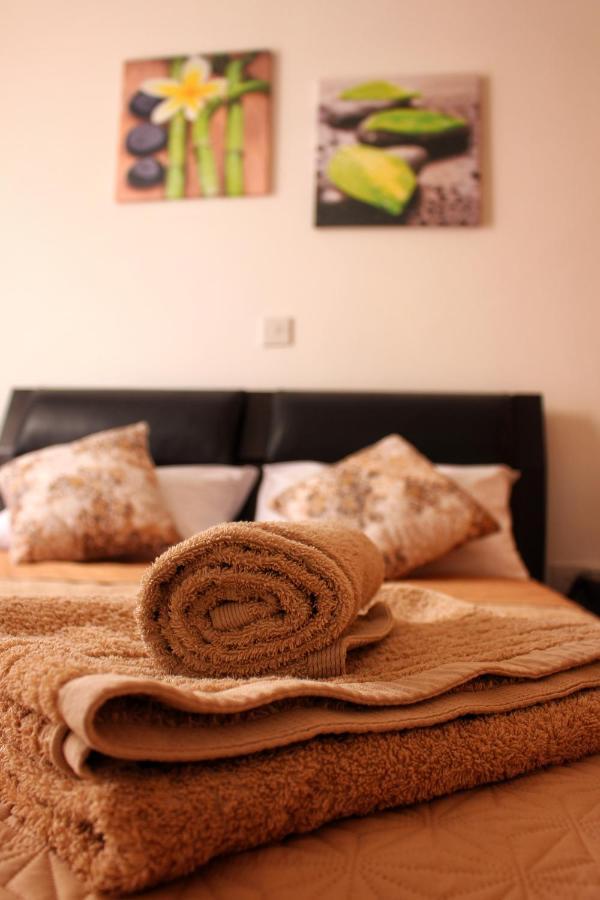 Cozy Poolside Apartment Paphos Exterior photo