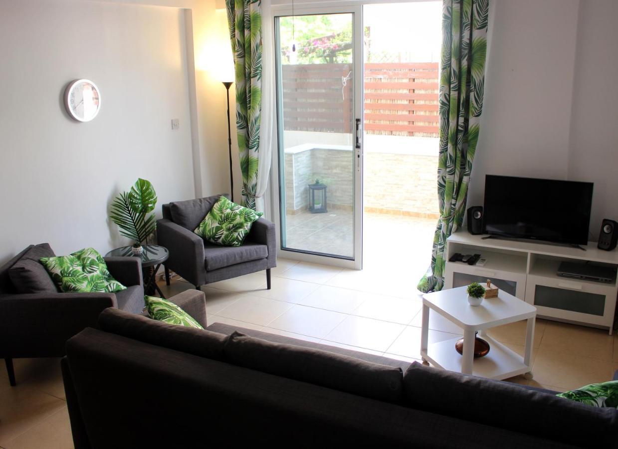 Cozy Poolside Apartment Paphos Exterior photo