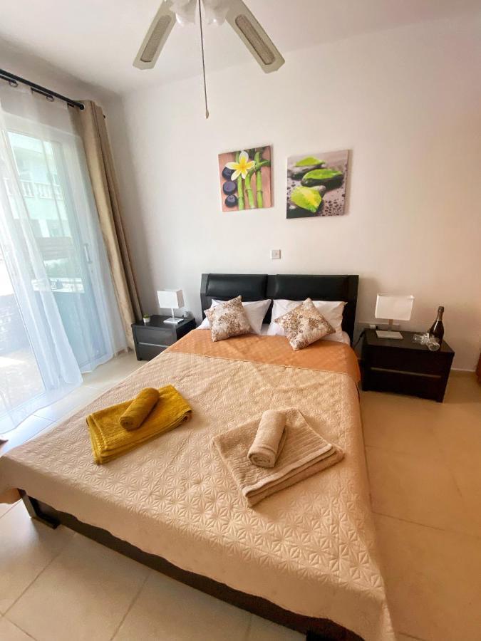 Cozy Poolside Apartment Paphos Exterior photo
