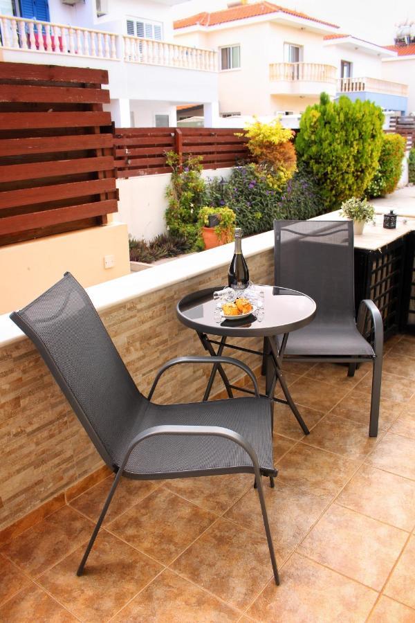 Cozy Poolside Apartment Paphos Exterior photo